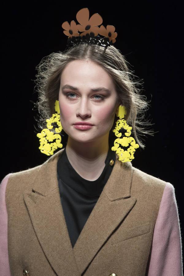 Y tejidos clásicos combinados con complementos vanguardistas. 