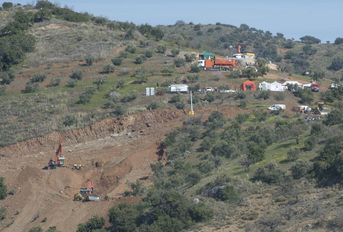 Las excavadoras comienzan a rebajar el terreno