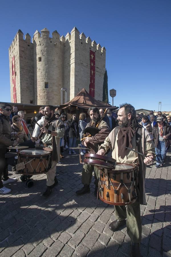 En imágenes, juegos, música y artesanía en el Mercado Medieval de Córdoba