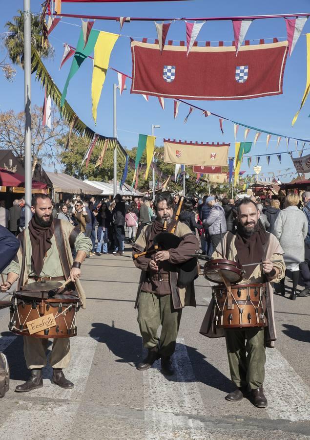 En imágenes, juegos, música y artesanía en el Mercado Medieval de Córdoba