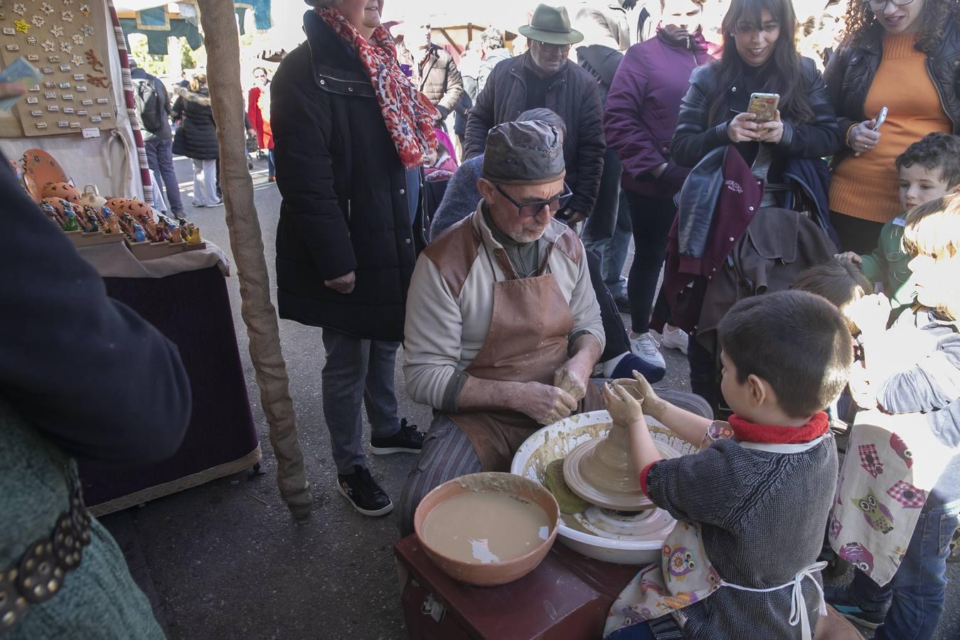 En imágenes, juegos, música y artesanía en el Mercado Medieval de Córdoba