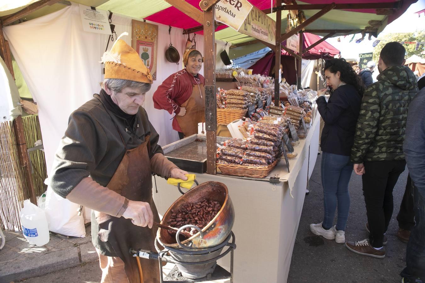 En imágenes, juegos, música y artesanía en el Mercado Medieval de Córdoba