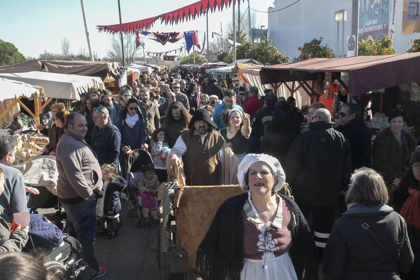 En imágenes, juegos, música y artesanía en el Mercado Medieval de Córdoba