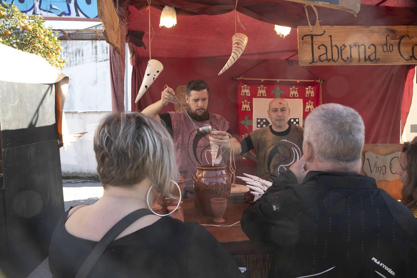 En imágenes, juegos, música y artesanía en el Mercado Medieval de Córdoba