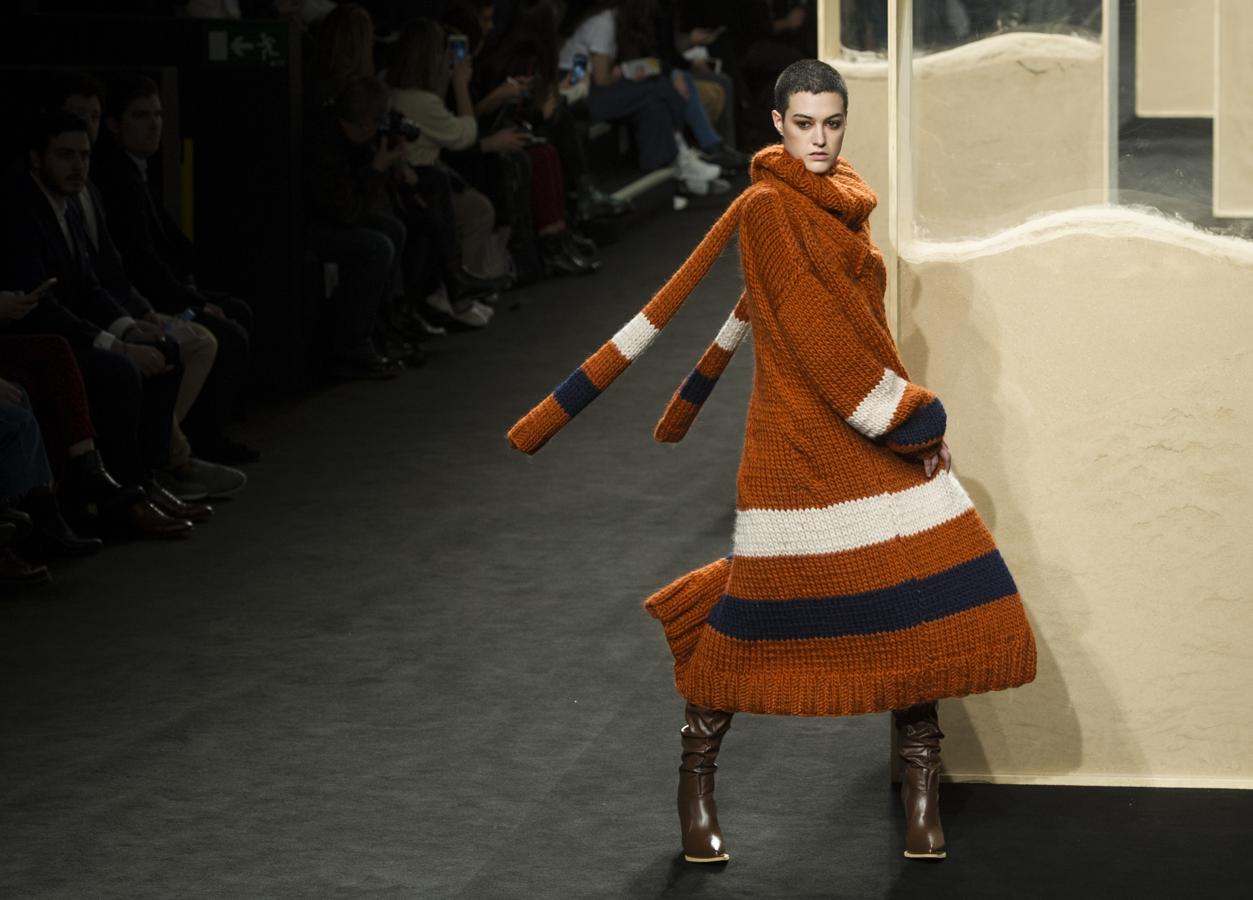 El color naranja mandarina, los azules y los negros han protagonizado su desfile. 