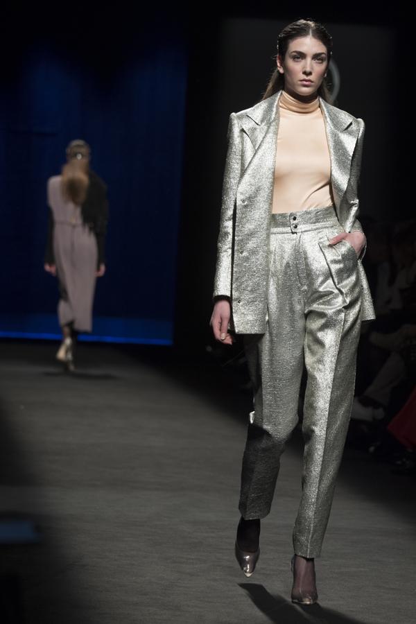 De los 
colores intensos
y fuertes del invierno, empiezan a deslizarse por la pasarela colores pasteles, empolvados, menos típicos para esta estación del año. 