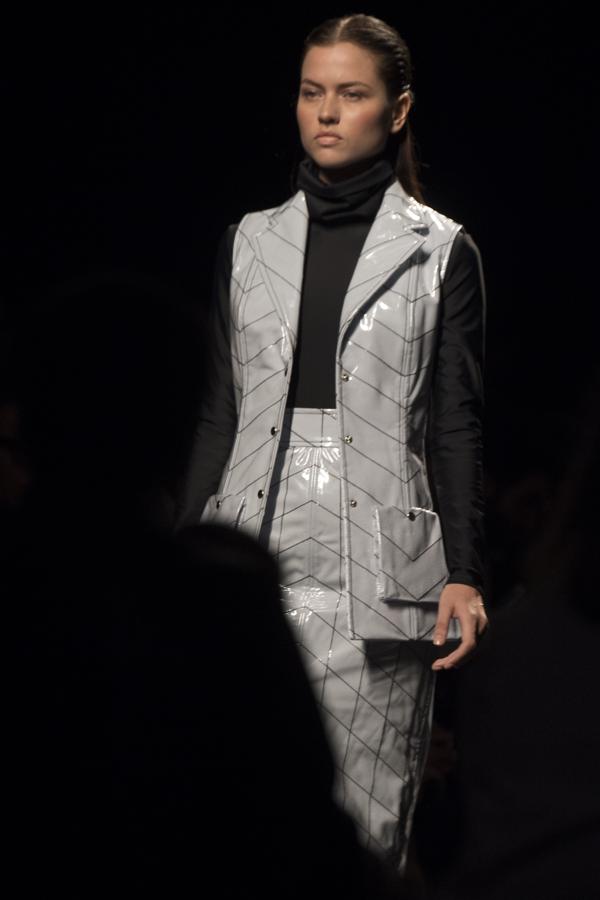 De los 
colores intensos
y fuertes del invierno, empiezan a deslizarse por la pasarela colores pasteles, empolvados, menos típicos para esta estación del año. 