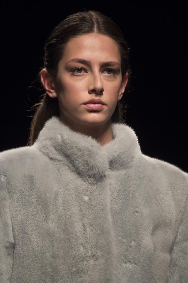 De los 
colores intensos
y fuertes del invierno, empiezan a deslizarse por la pasarela colores pasteles, empolvados, menos típicos para esta estación del año. 