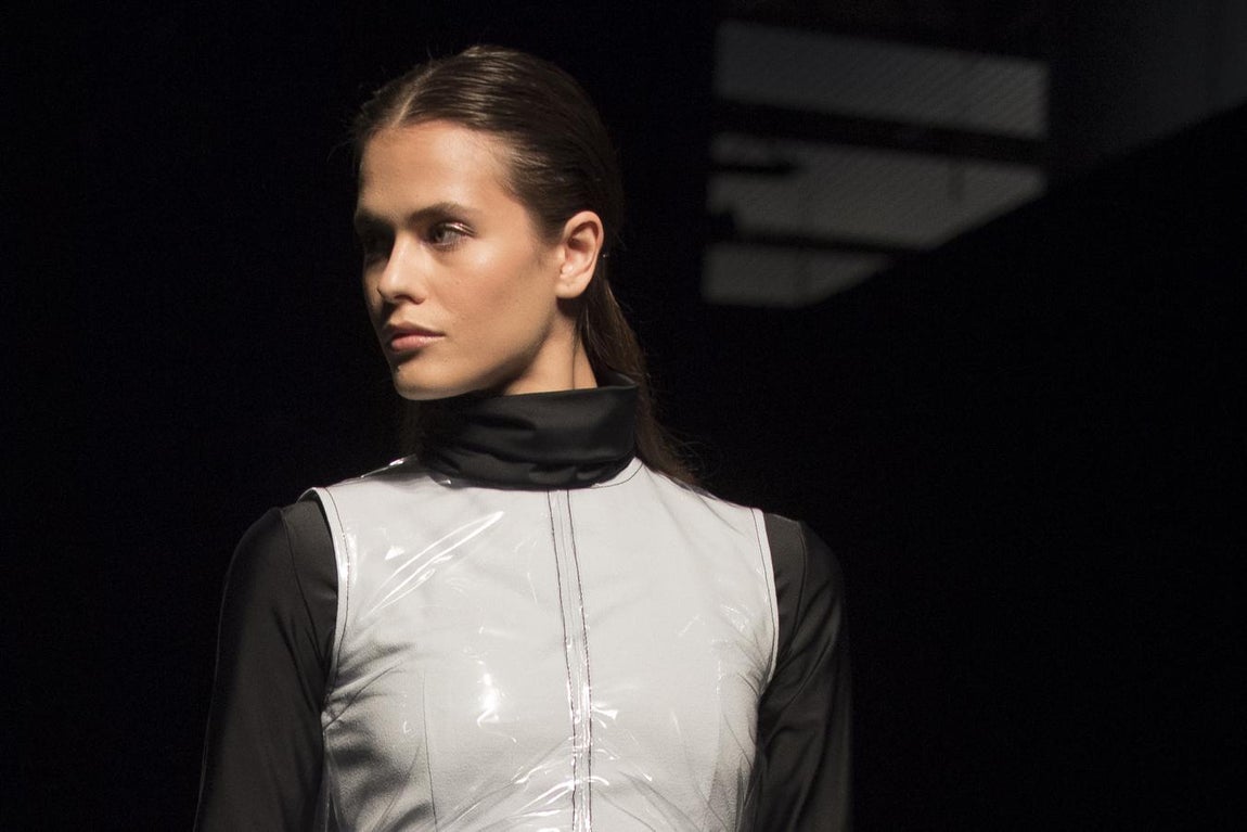 De los 
colores intensos
y fuertes del invierno, empiezan a deslizarse por la pasarela colores pasteles, empolvados, menos típicos para esta estación del año. 