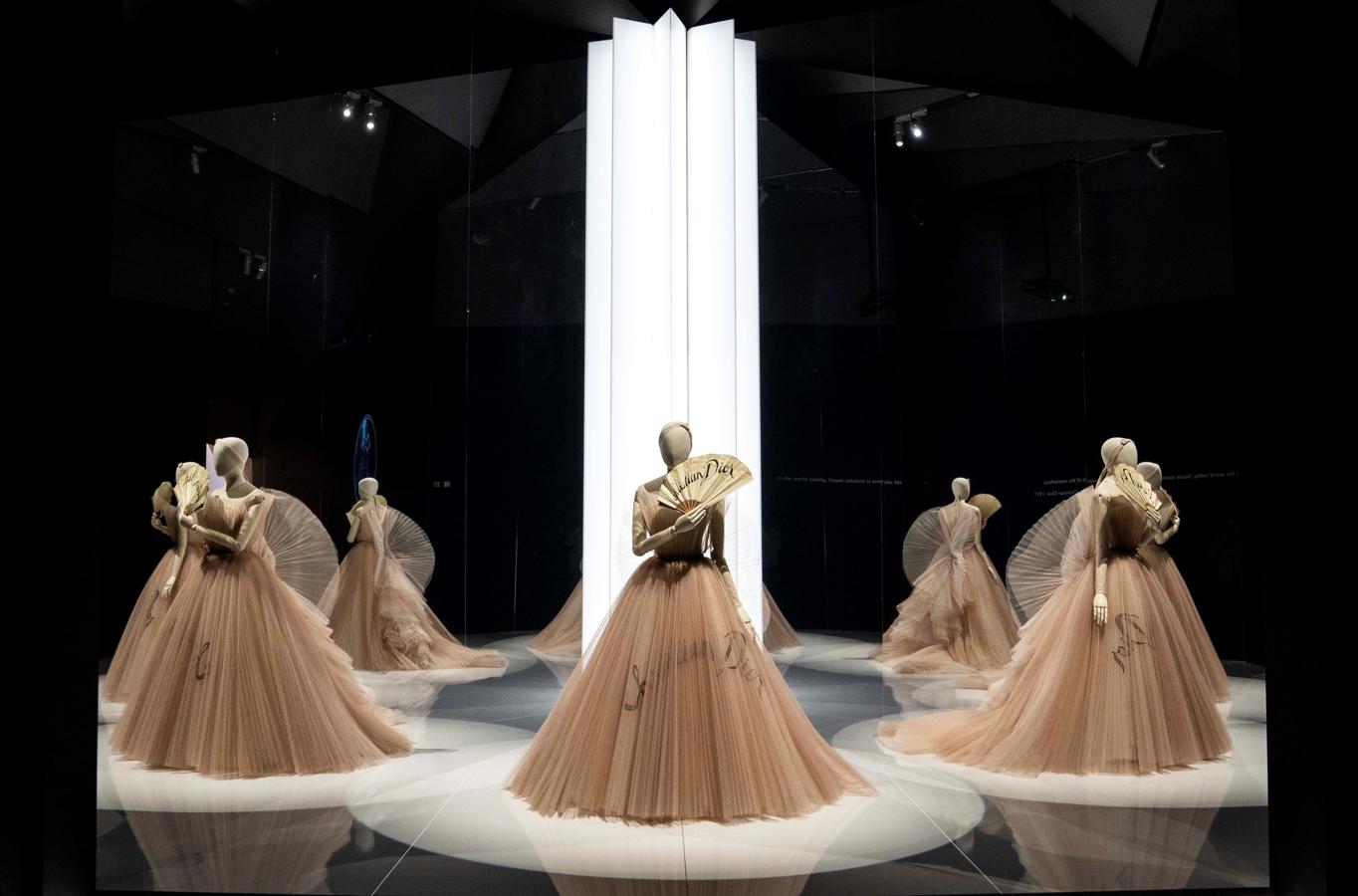 El Museo Victoria &amp;amp; Albert de Londres acoge la mayor retrospectiva de Dior