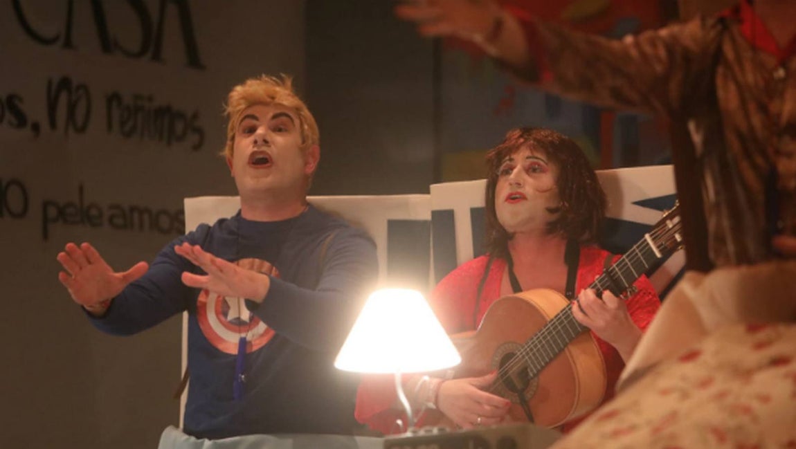 FOTOS: chirigota Tú de izquierda y yo de derecha