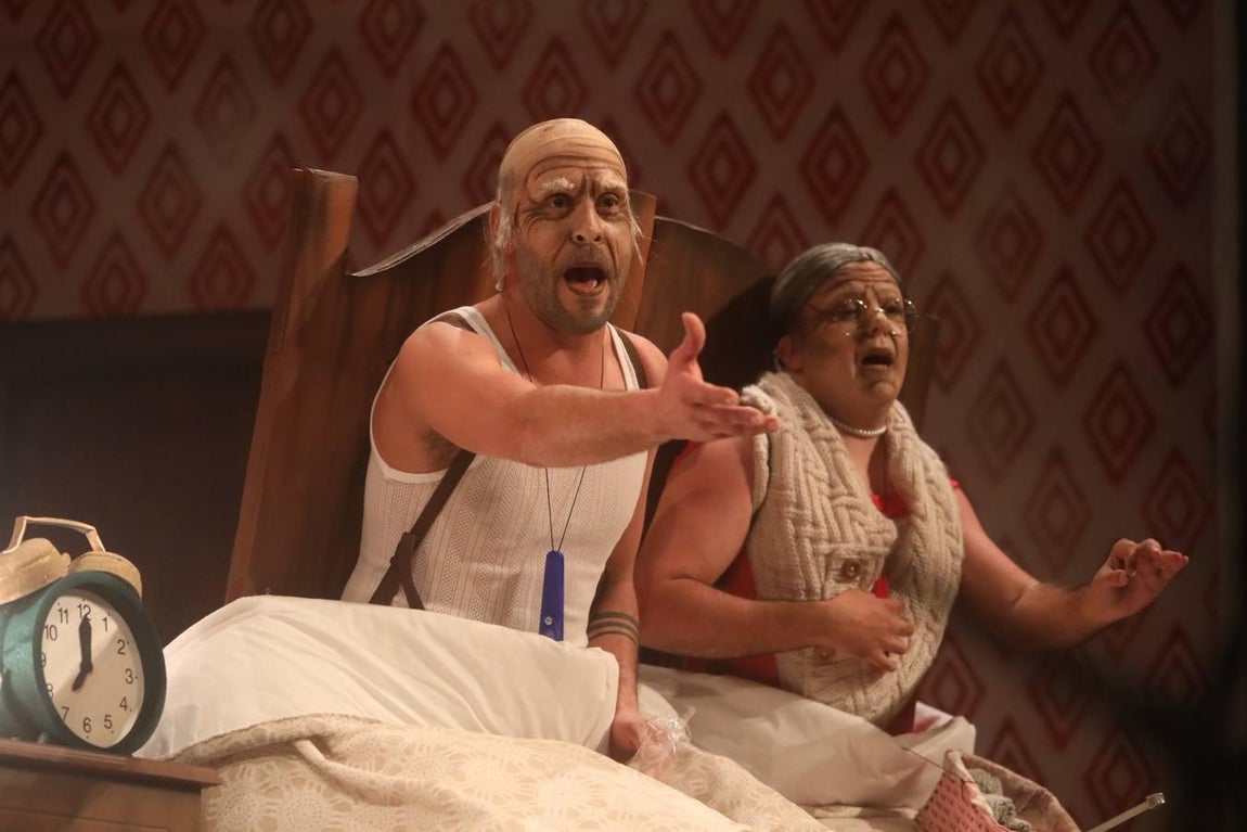 FOTOS: chirigota Tú de izquierda y yo de derecha