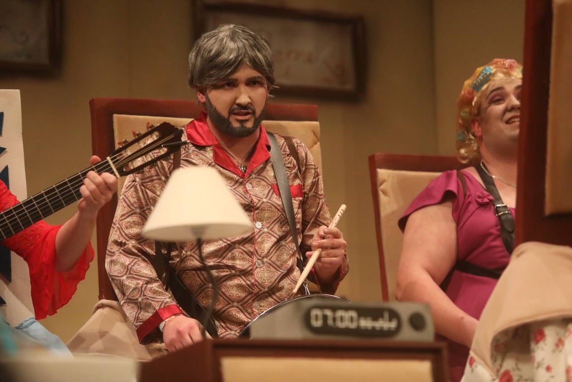 FOTOS: chirigota Tú de izquierda y yo de derecha