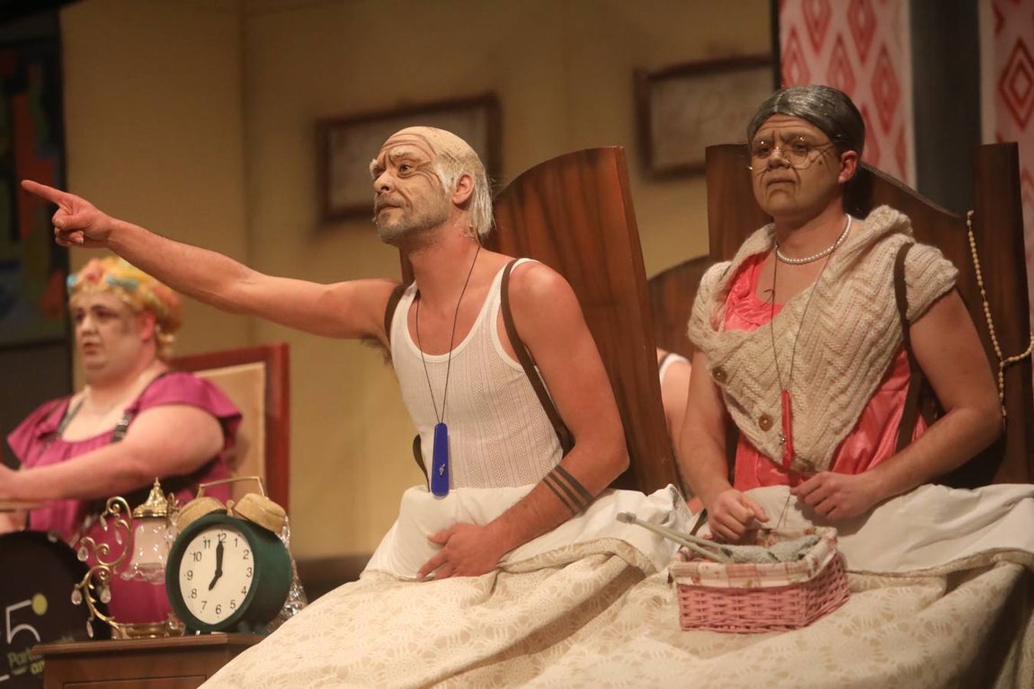 FOTOS: chirigota Tú de izquierda y yo de derecha