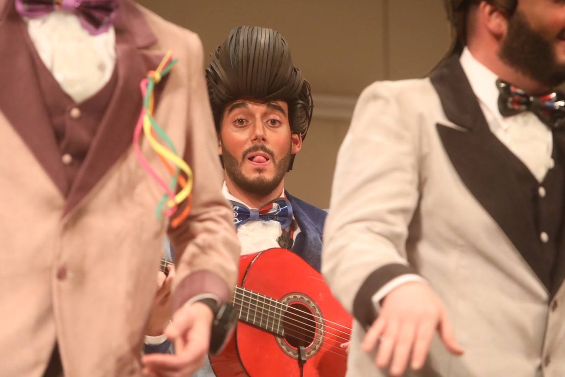 FOTOS: chirigota Paqui, baja aunque sea en pijama