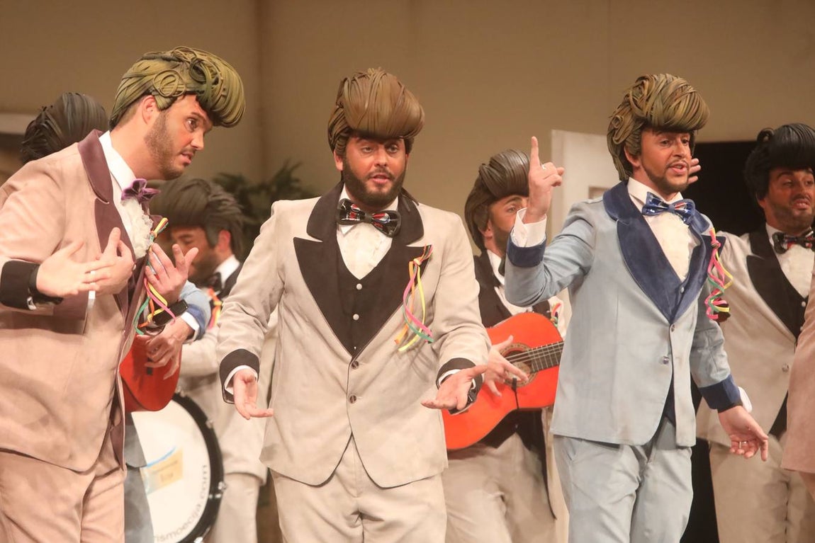 FOTOS: chirigota Paqui, baja aunque sea en pijama