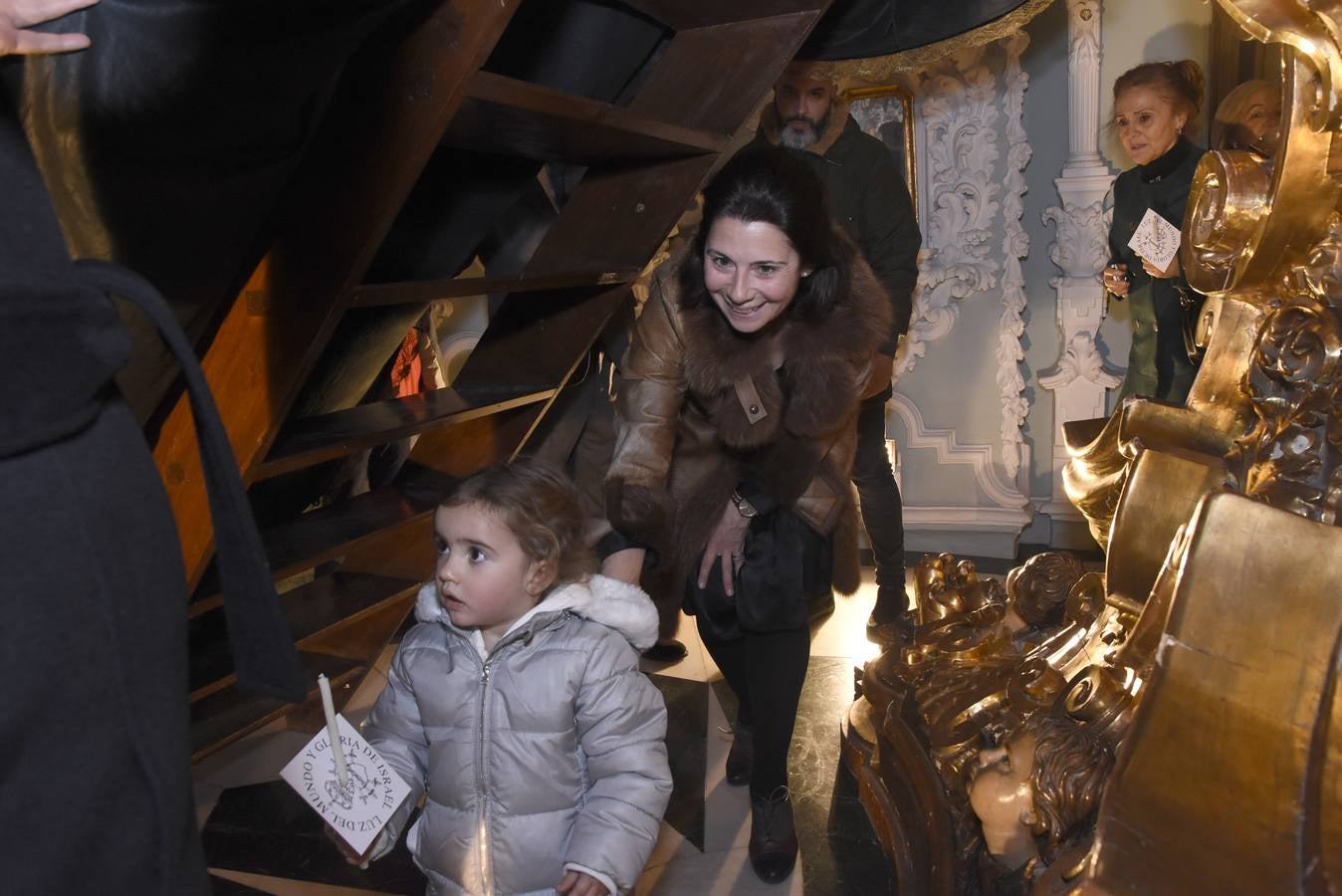 Los niños bajo el manto de la Virgen de los Dolores de Córdoba, en imágenes