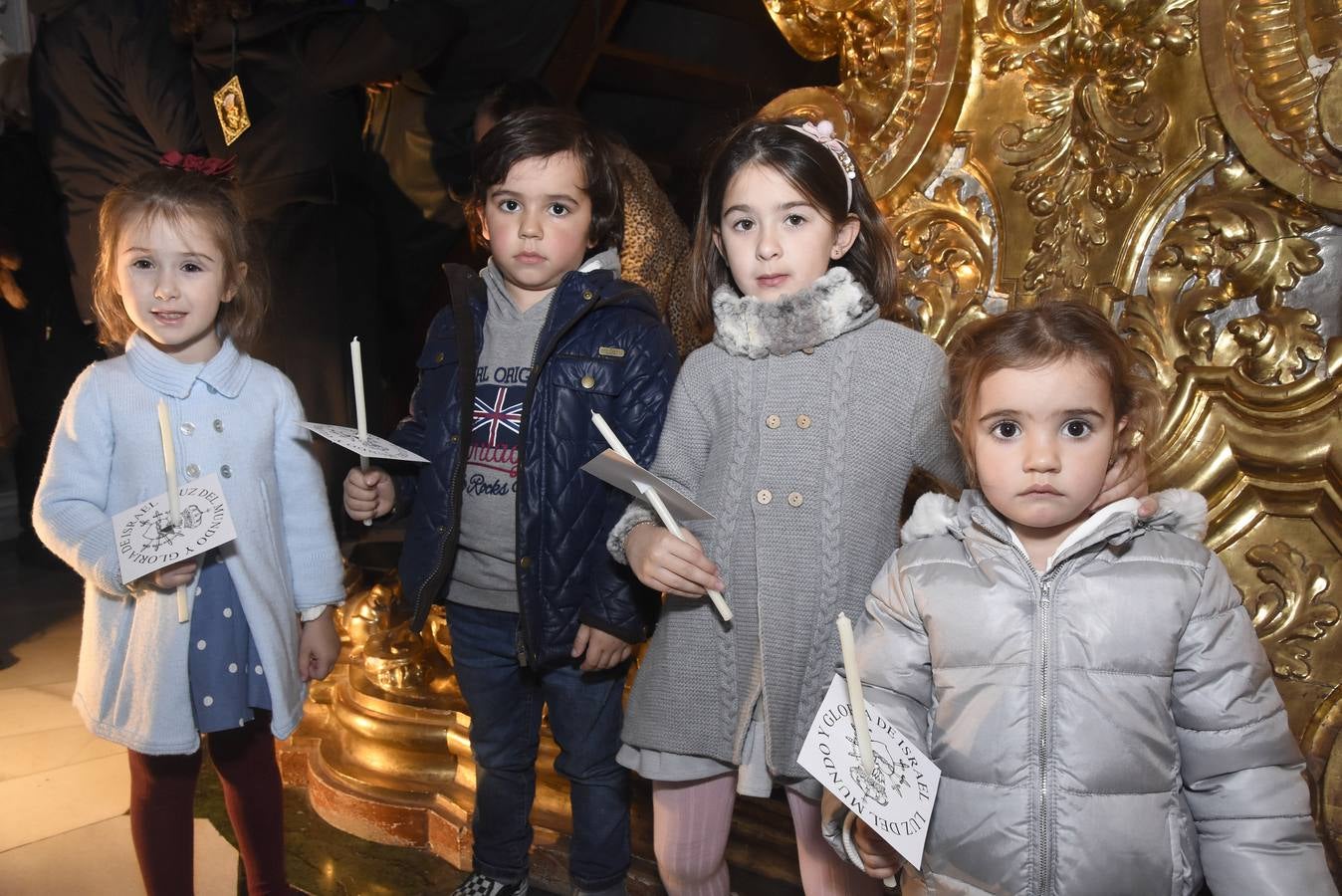 Los niños bajo el manto de la Virgen de los Dolores de Córdoba, en imágenes