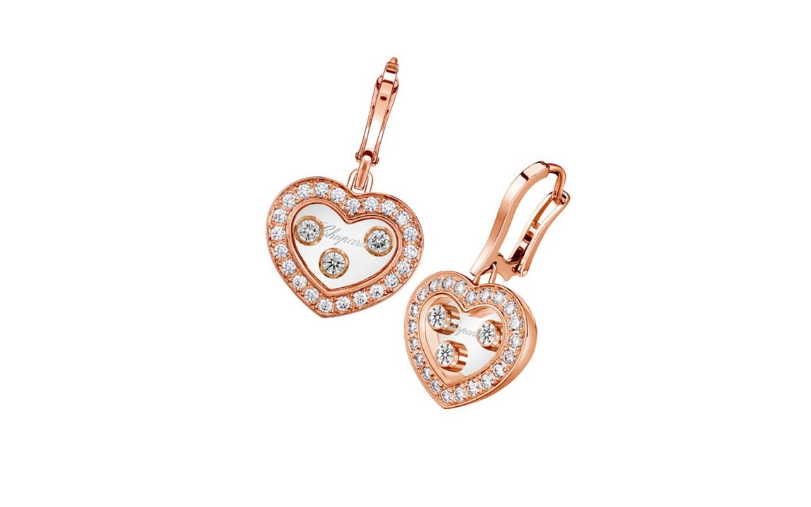 Símbolo de vida y de amor, el corazón es también el emblema de Chopard, una forma que la Casa sabe interpretar en un repertorio infinito. Lascolección Happy Diamonds Icons es por ejemplo terreno de expresión para la magia del corazón de la que los artesanos de Chopard son unos auténticos virtuosos. Como estos pendientes en oro rosa con diamantes. (Precio: CPV)