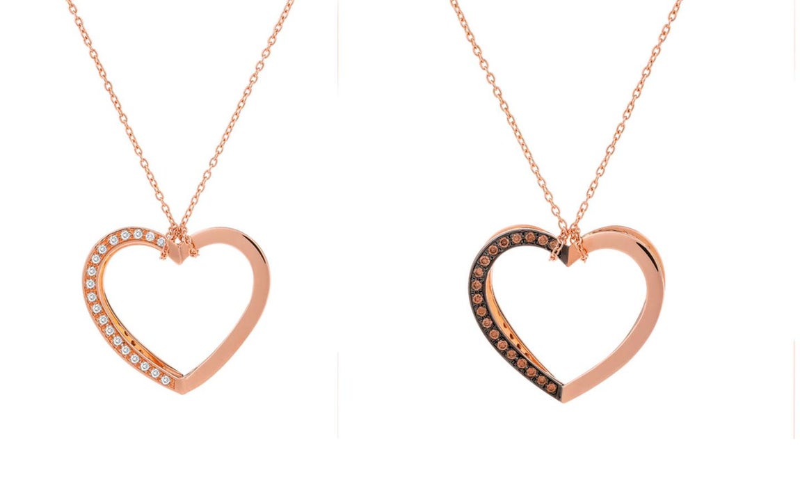 Otro acierto garantizado en esta fecha tan señalada serán los brillantes. Para ello, Eugenio Lumbreras nos propone arriesgar con un toque de originalidad regalando este collar reversible con forma de corazón en oro rosa. En una de sus caras cuenta con brillantes blancos, mientras que en el lado inverso las incrustaciones son de brillantes "brown".