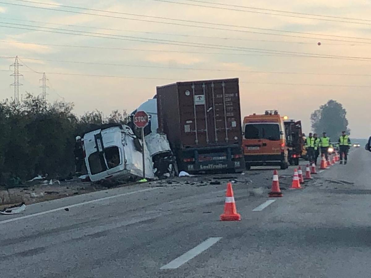 Crónica gráfica del accidente mortal en la carretera que une Arahal con Utrera