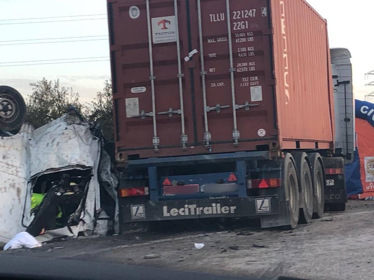 Crónica gráfica del accidente mortal en la carretera que une Arahal con Utrera