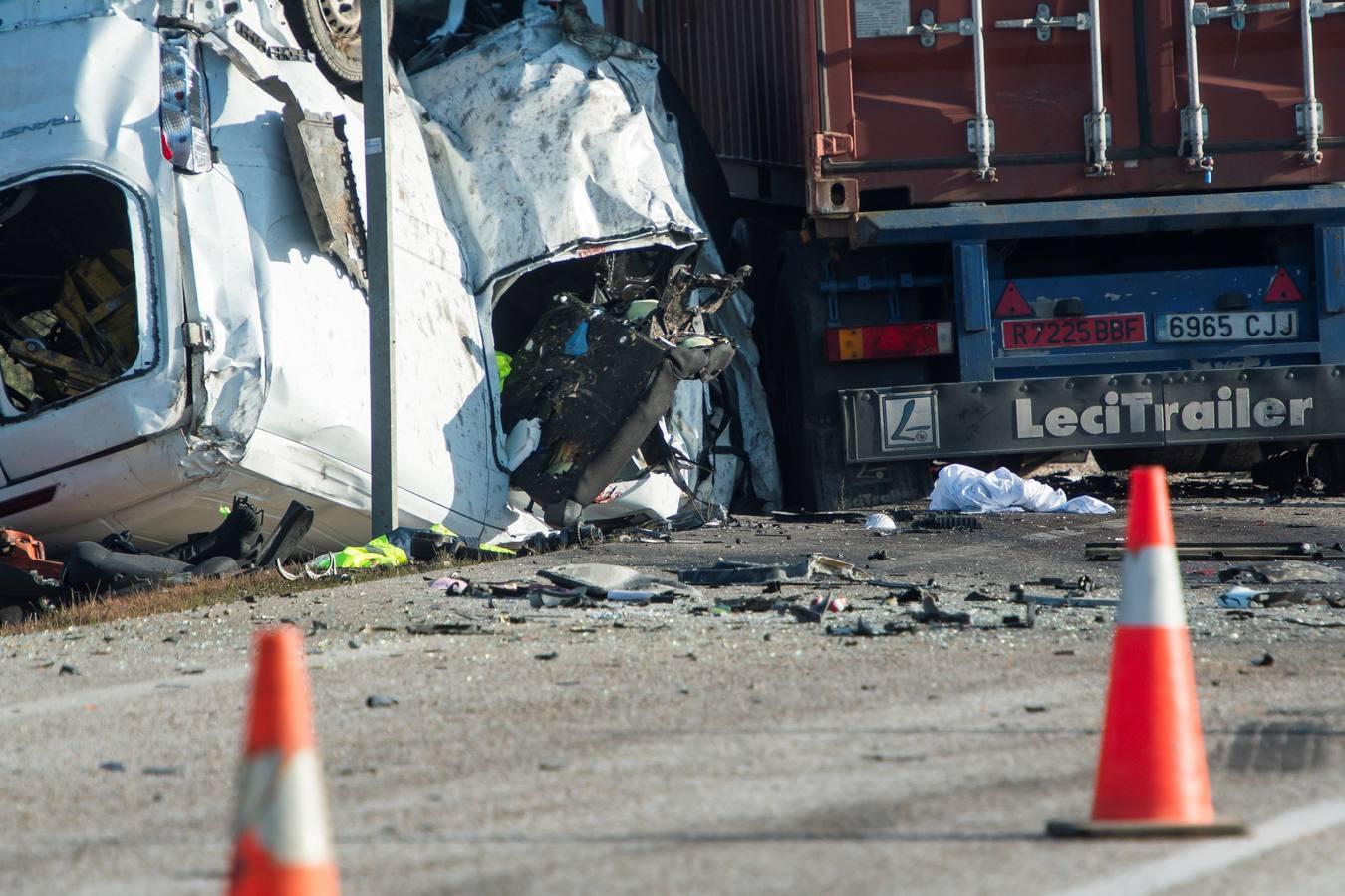 Crónica gráfica del accidente mortal en la carretera que une Arahal con Utrera