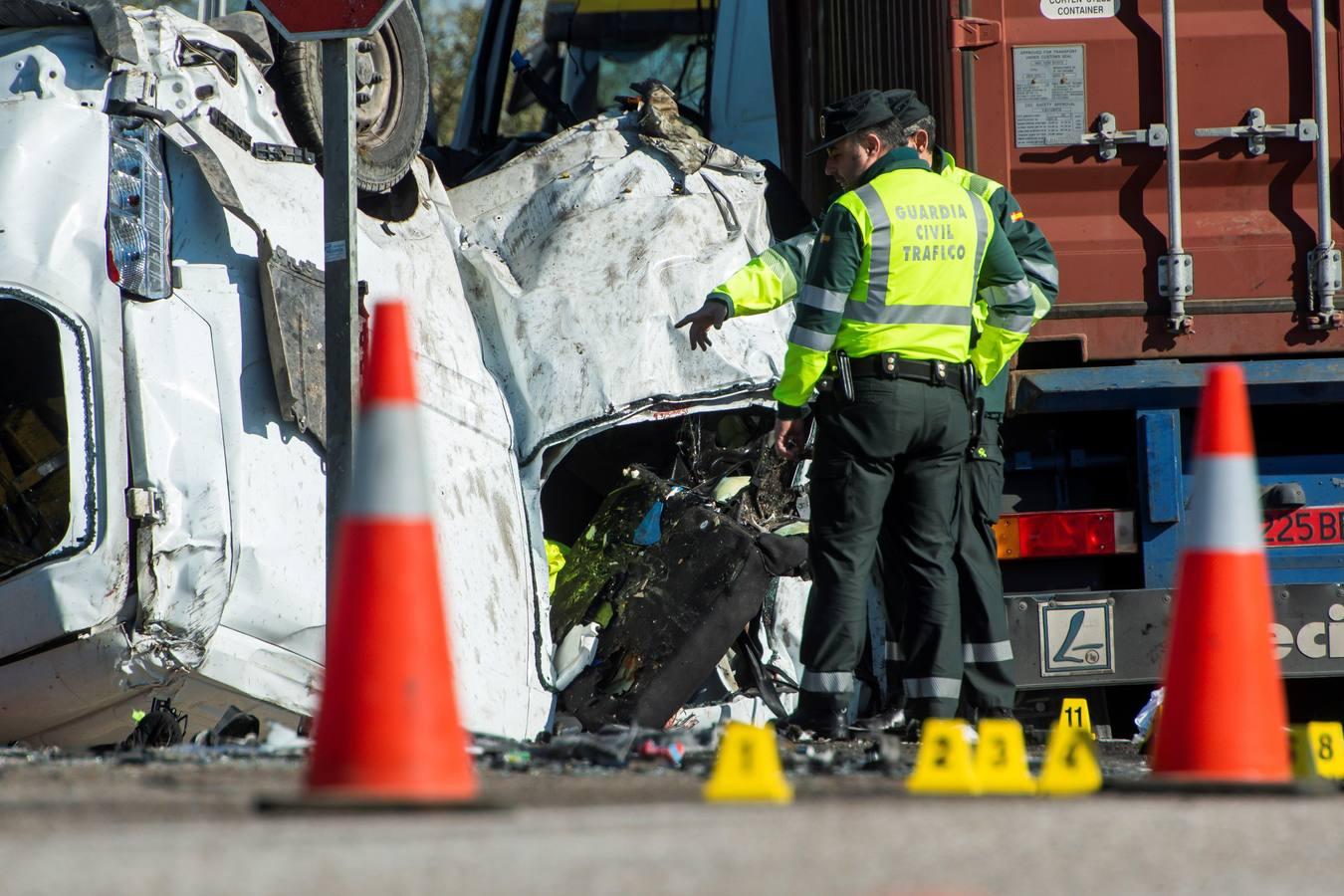 Crónica gráfica del accidente mortal en la carretera que une Arahal con Utrera