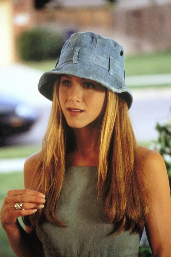 El comienzo de su carrera. En el año 1990, Jennifer Aniston se trasladó a Los Ángeles y realizó su primer debut como actriz. Protagonizó la película «Molly» y apareció en la película «Camp Cucamonga»