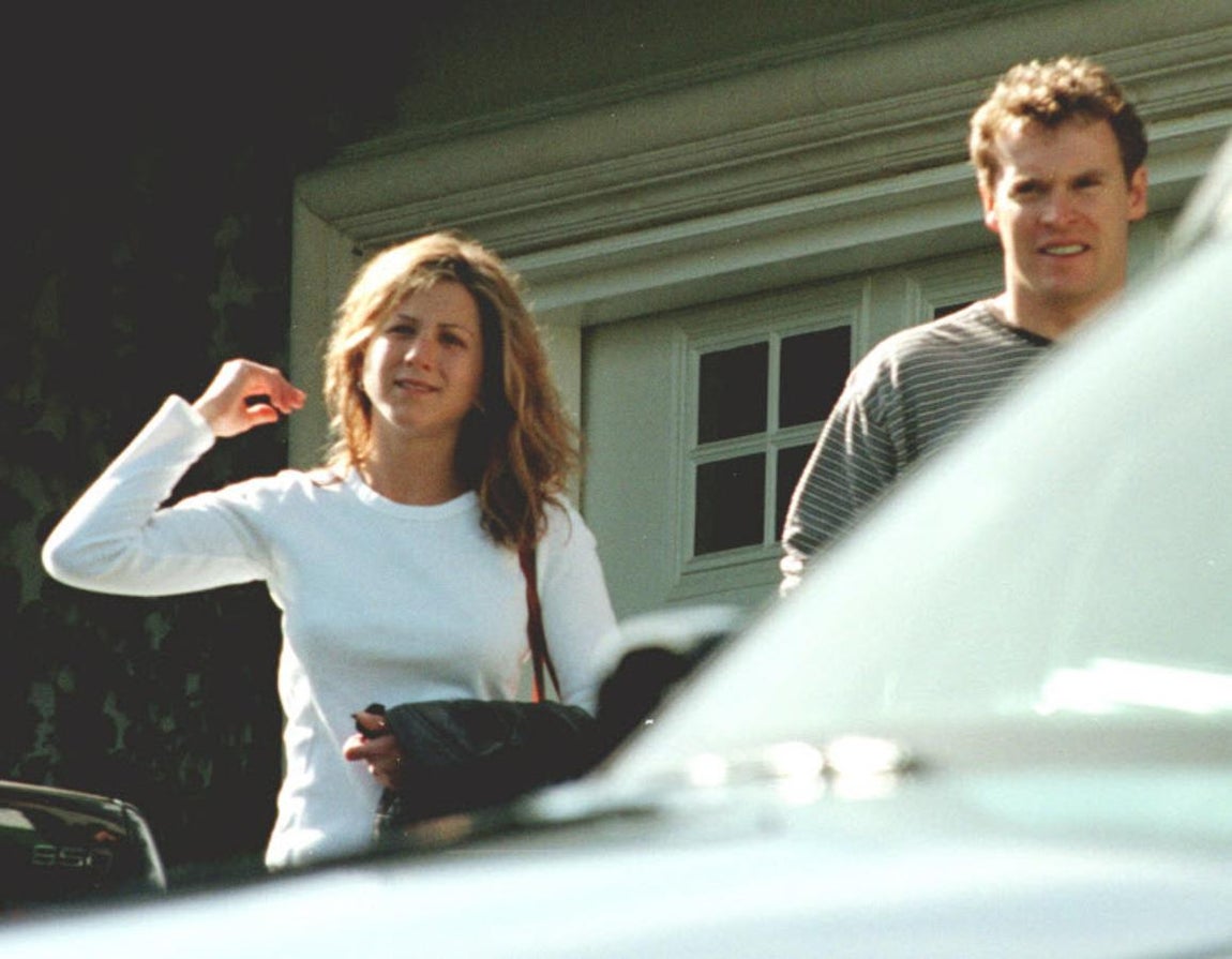 El comienzo de su vida amorosa. Una de las primeras relaciones conocidas de la actriz fue la que mantuvo con el actor Tate Donovan, quien encarnó a Joshua en «Friends».