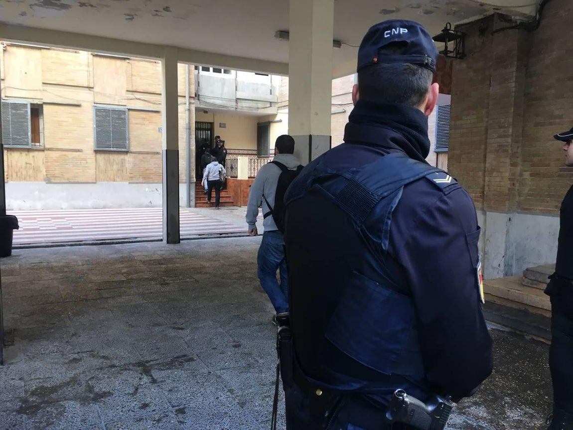 FOTOS: Operación policial antidroga en El Puerto. Incautan marihuana y armas