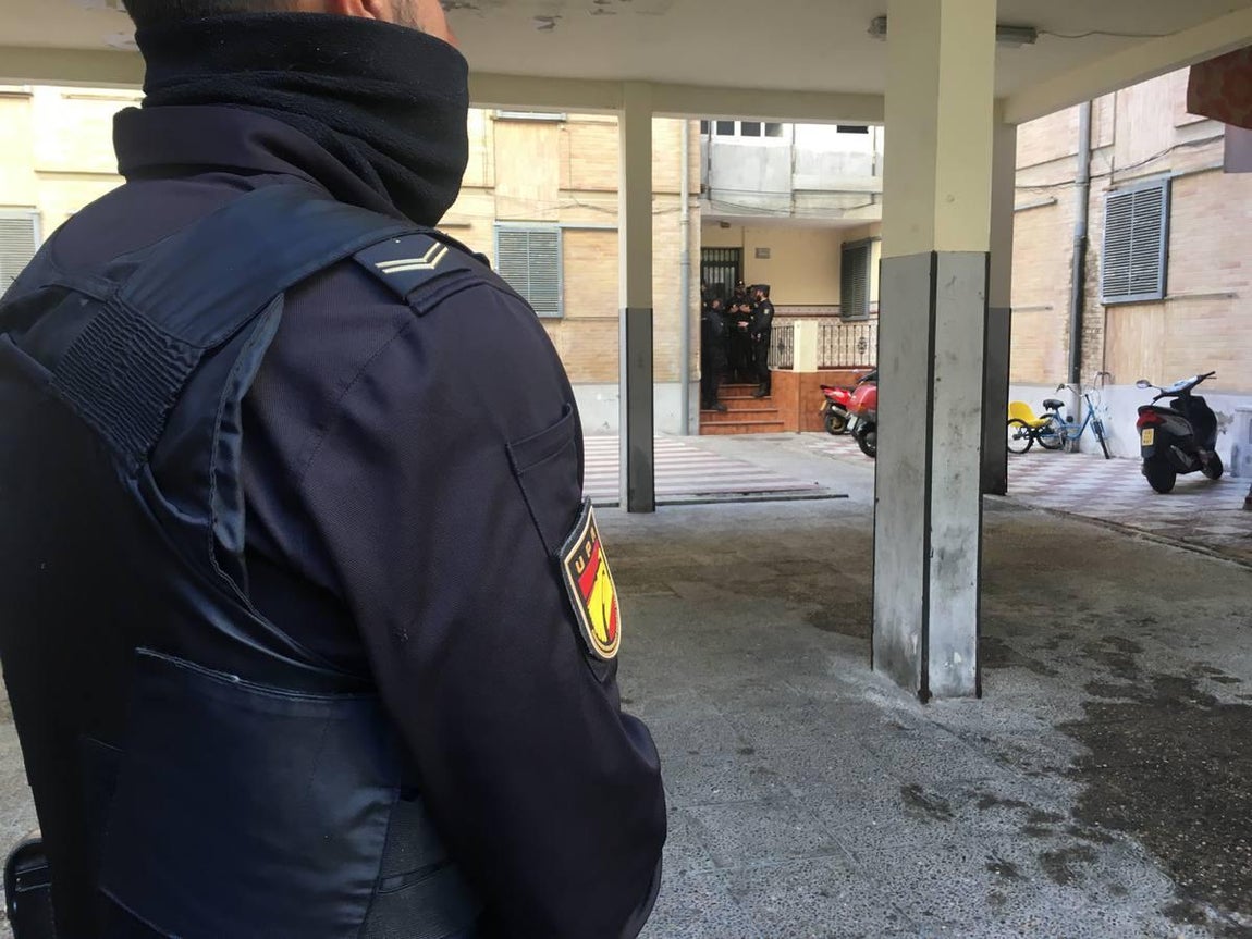 FOTOS: Operación policial antidroga en El Puerto. Incautan marihuana y armas