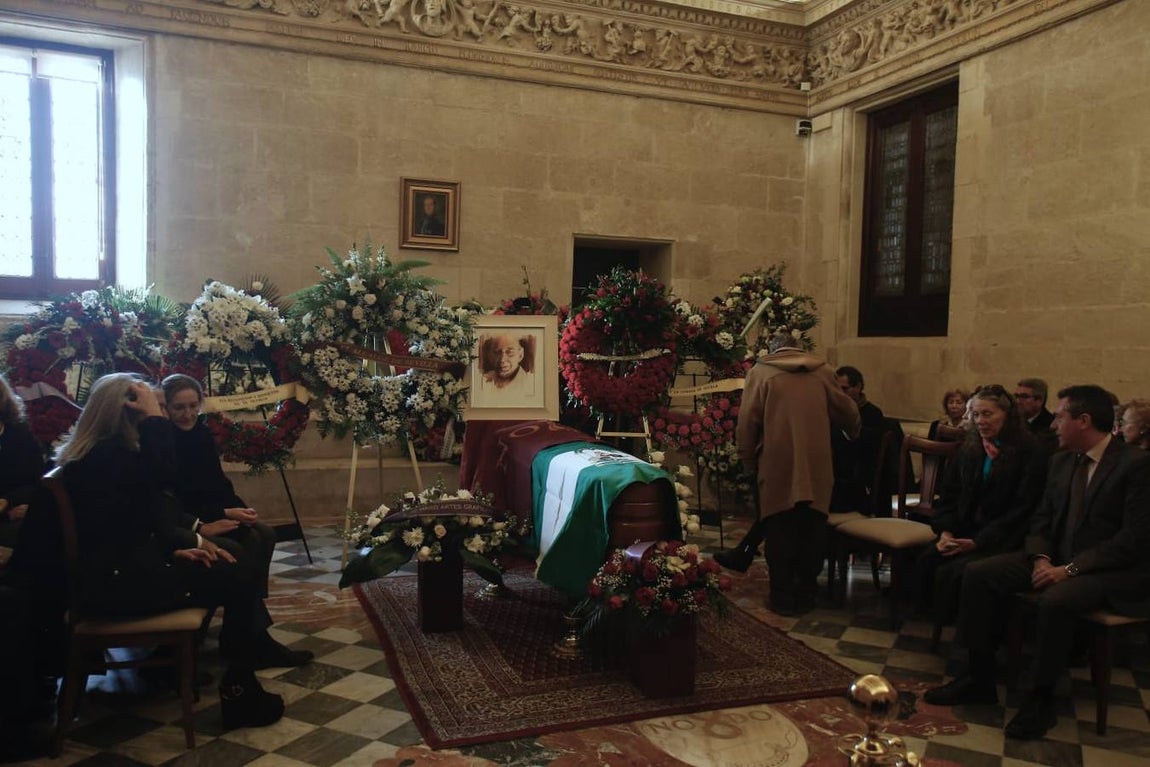 Autoridades, familia y amigos despiden a Távora en Sevilla