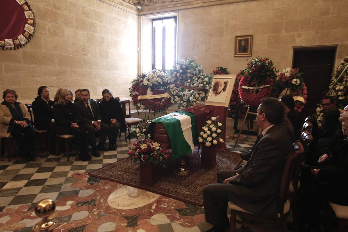 Autoridades, familia y amigos despiden a Távora en Sevilla