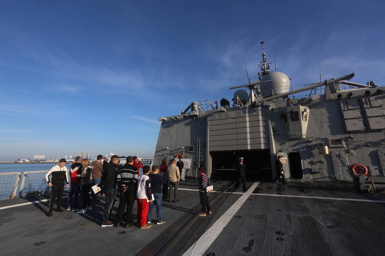 Jornada de puertas abiertas a la fragata &#039;Almirante Juan de Borbón&#039; en el puerto de Cádiz