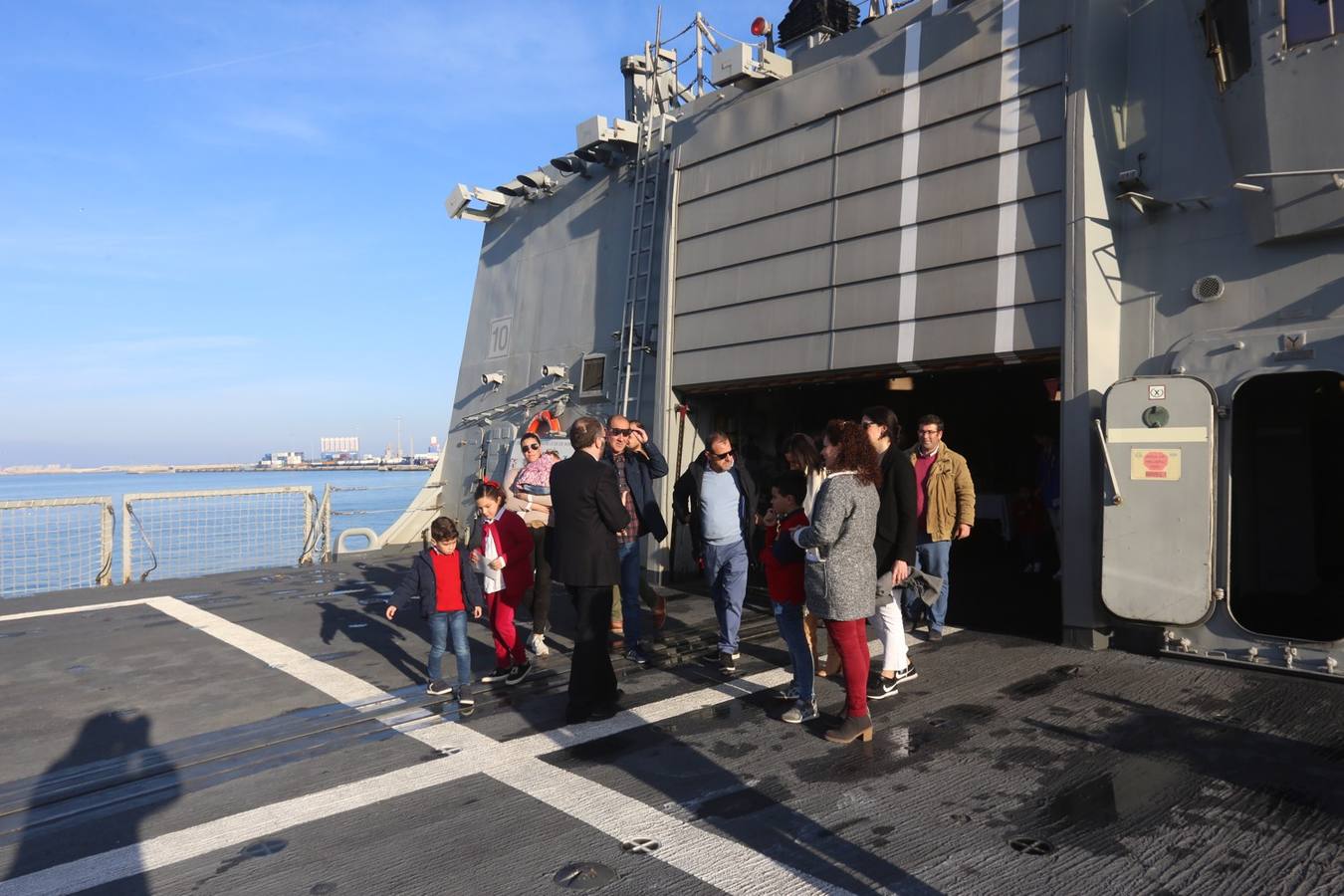 Jornada de puertas abiertas a la fragata &#039;Almirante Juan de Borbón&#039; en el puerto de Cádiz