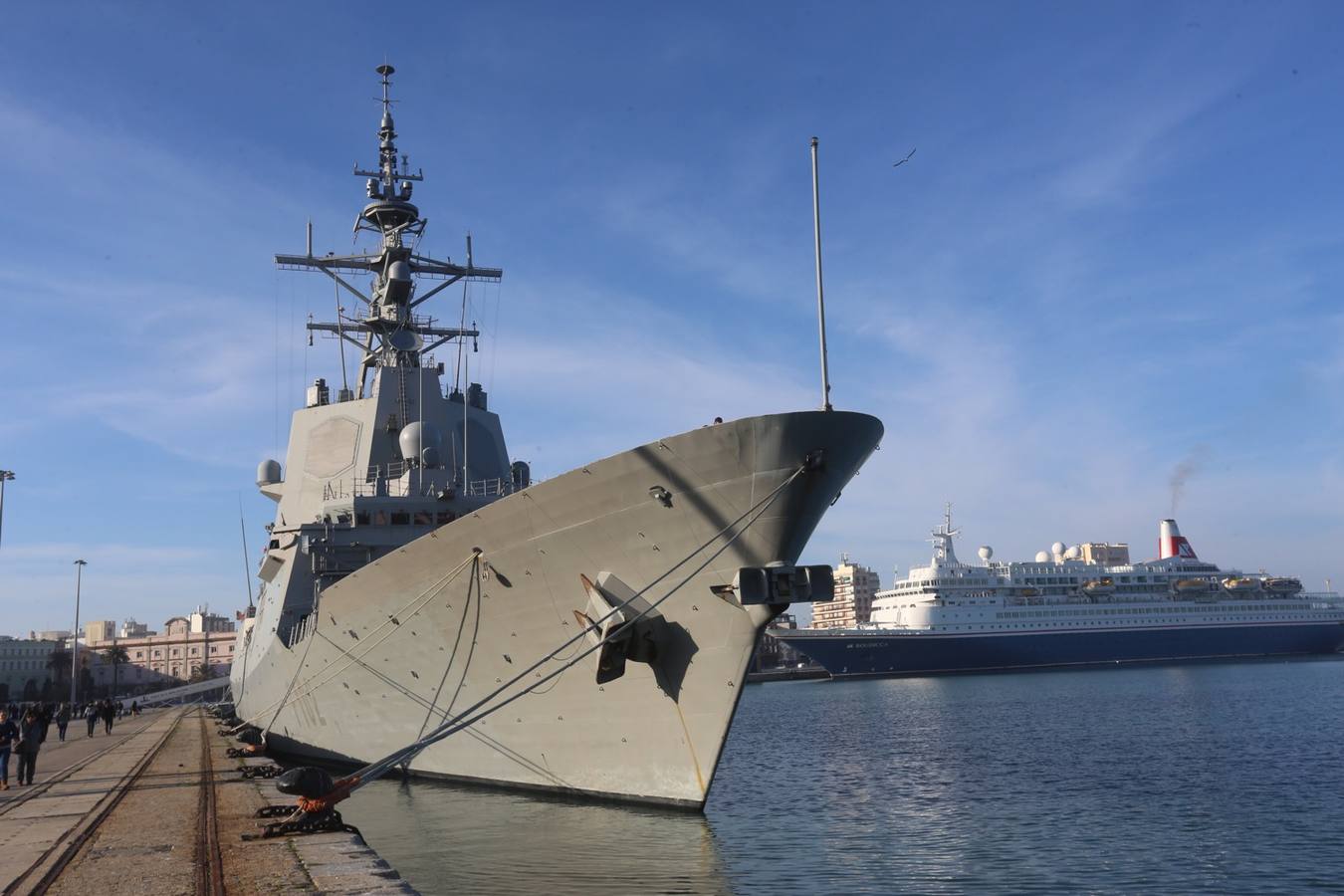 Jornada de puertas abiertas a la fragata &#039;Almirante Juan de Borbón&#039; en el puerto de Cádiz