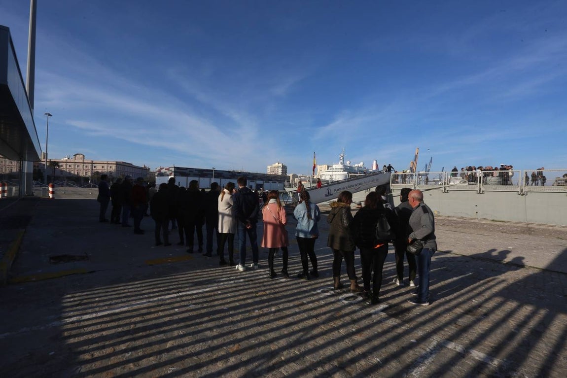 Jornada de puertas abiertas a la fragata &#039;Almirante Juan de Borbón&#039; en el puerto de Cádiz