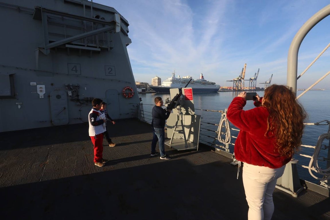 Jornada de puertas abiertas a la fragata &#039;Almirante Juan de Borbón&#039; en el puerto de Cádiz