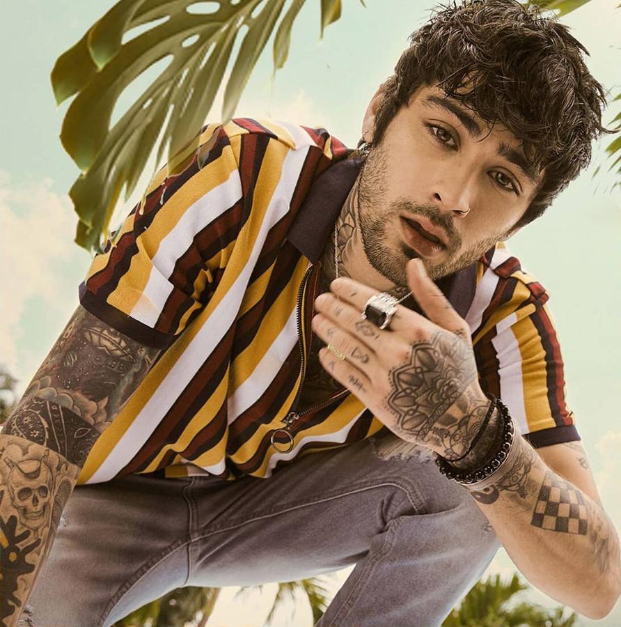 En las manos. De unos años para acá hemos vivido la gran revolución del tatuaje, que ha pasado de ser algo residual a que muchas personas luzcan con orgullosos sus diseños. Muchos de ellos, que se animaron con composiciones enormes que cubren brazos enteros, ya no tienen reparo en continuar el lienzo por la superficie de sus manos. Las manos, y también los dedos, son sin duda alguna dos de las superficies en las que es tendencia tatuarse como demuestra Zayn Malik.