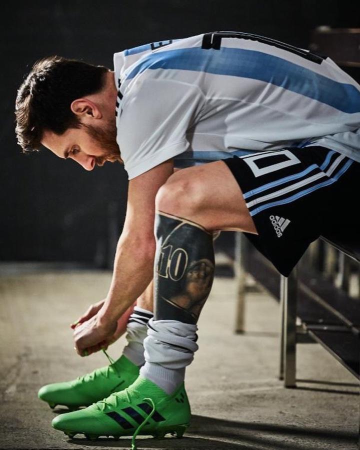 Blackout. También conocido como ¡blackwork', son diseños que trabajan únicamente con el color negro, cubriendo zonas amplias de la piel de manera monocromática. Suelen ser composiciones grandes que mezclan zonas de “fundido a negro” con figuras de todo tipo, muchas de ellas de estilo geométrico. Tienen algo de reminiscencia mahorí y son una buena opción para taparse tatuajes que ya no te gusten. Messi eligió este estilo precisamente para rediseñar su pierna y le dio otro empujón a una de las técnicas clásicas de este arte.