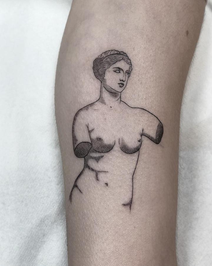 Linework. Los tatuajes sin apenas relleno, en los que únicamente se utiliza el trazo lineal jugando mucho con los espacios en blanco, se denominan linework. Cada vez son más los que se animan con esta tendencia, que suele aplicarse en diseños de pequeño tamaño y sencilla elaboración. Podríamos decir que es una forma de tatuarse que tiende al minimalismo.