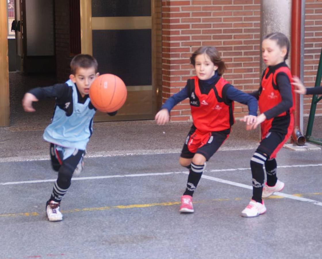 Las mejores imágenes del encuentro entre el Ntra. Sra. Providencia y el Sagrada Familia Jorge Juan. 