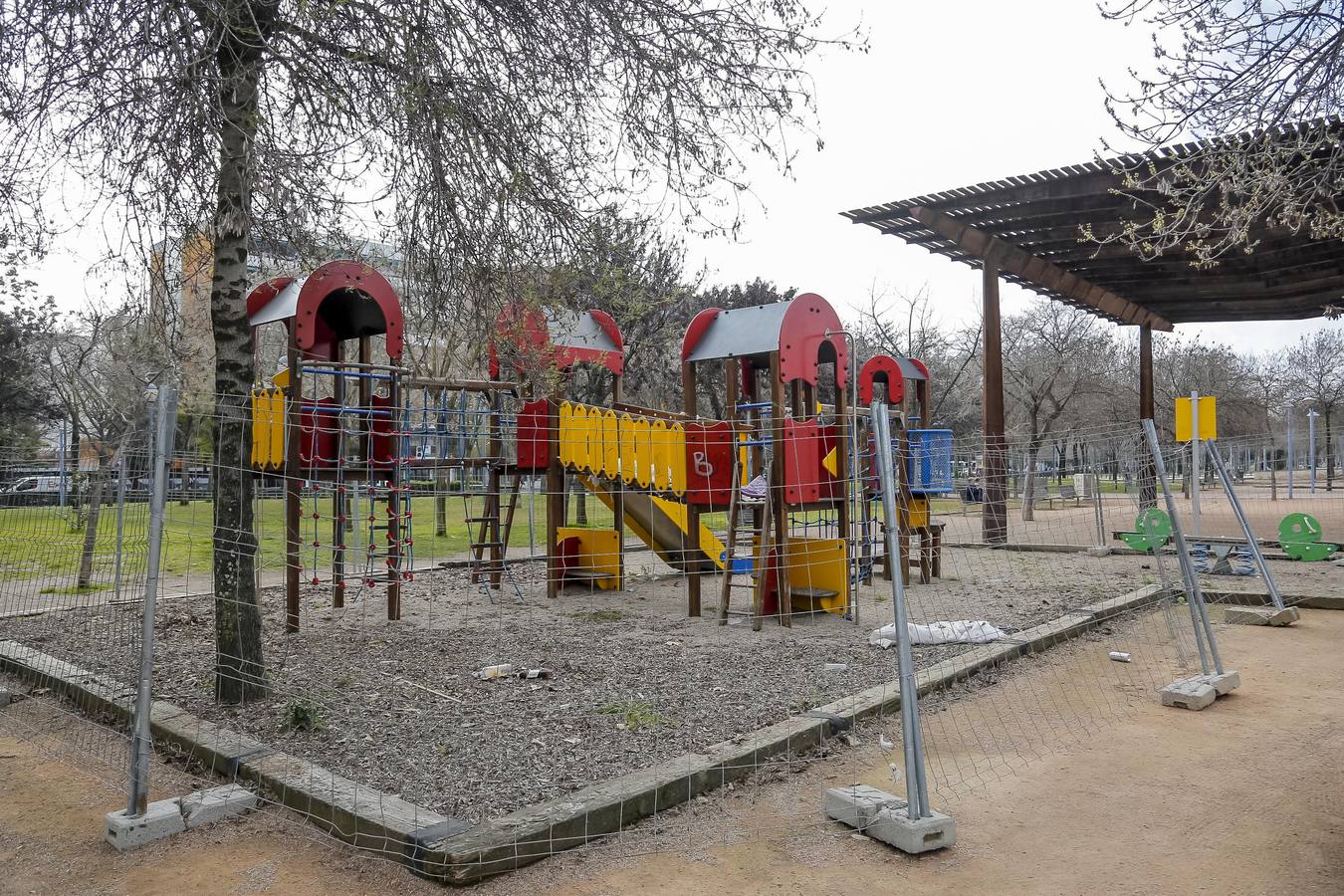 El deterioro de los parques infantiles de Córdoba, en imágenes