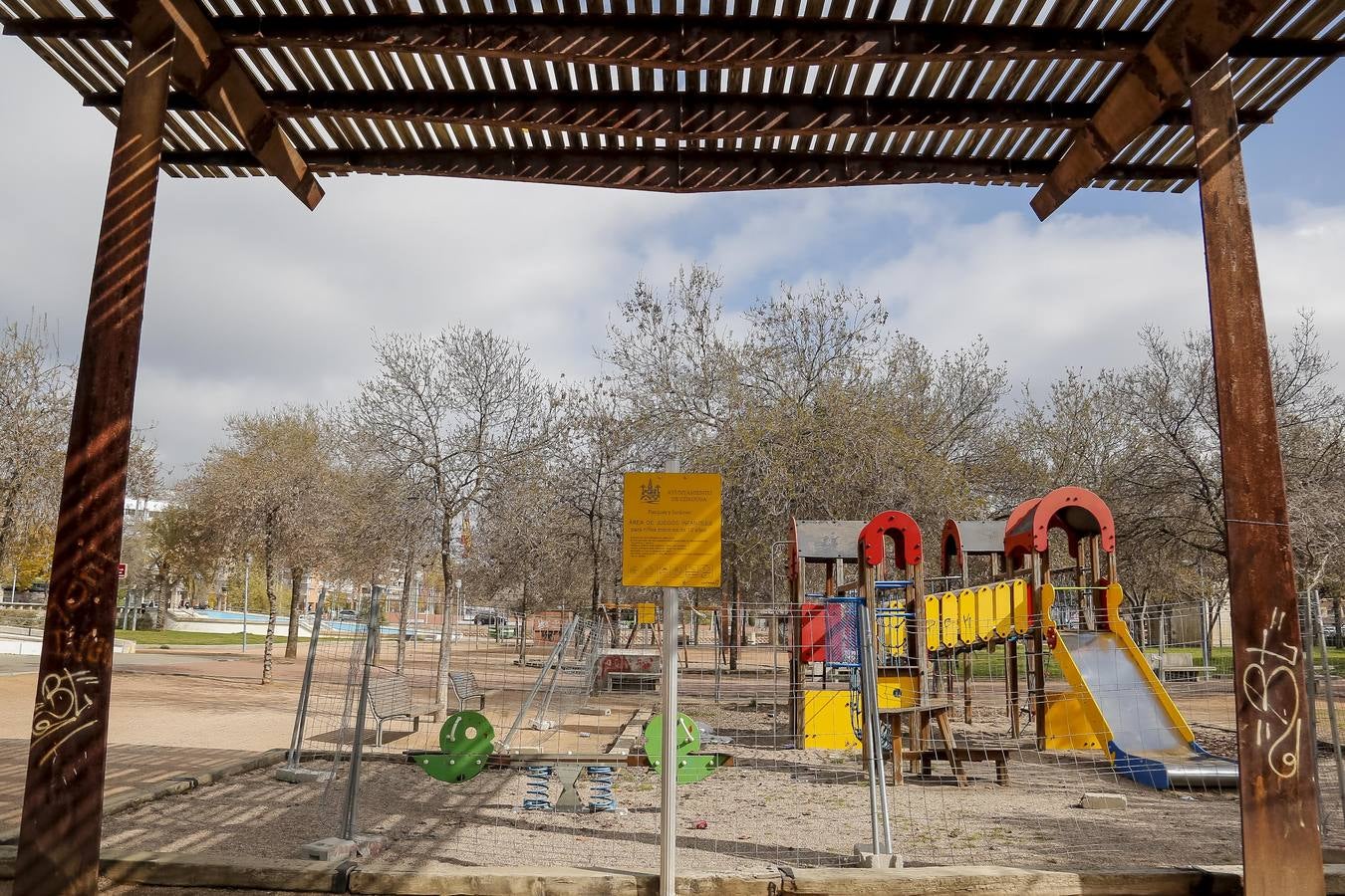 El deterioro de los parques infantiles de Córdoba, en imágenes