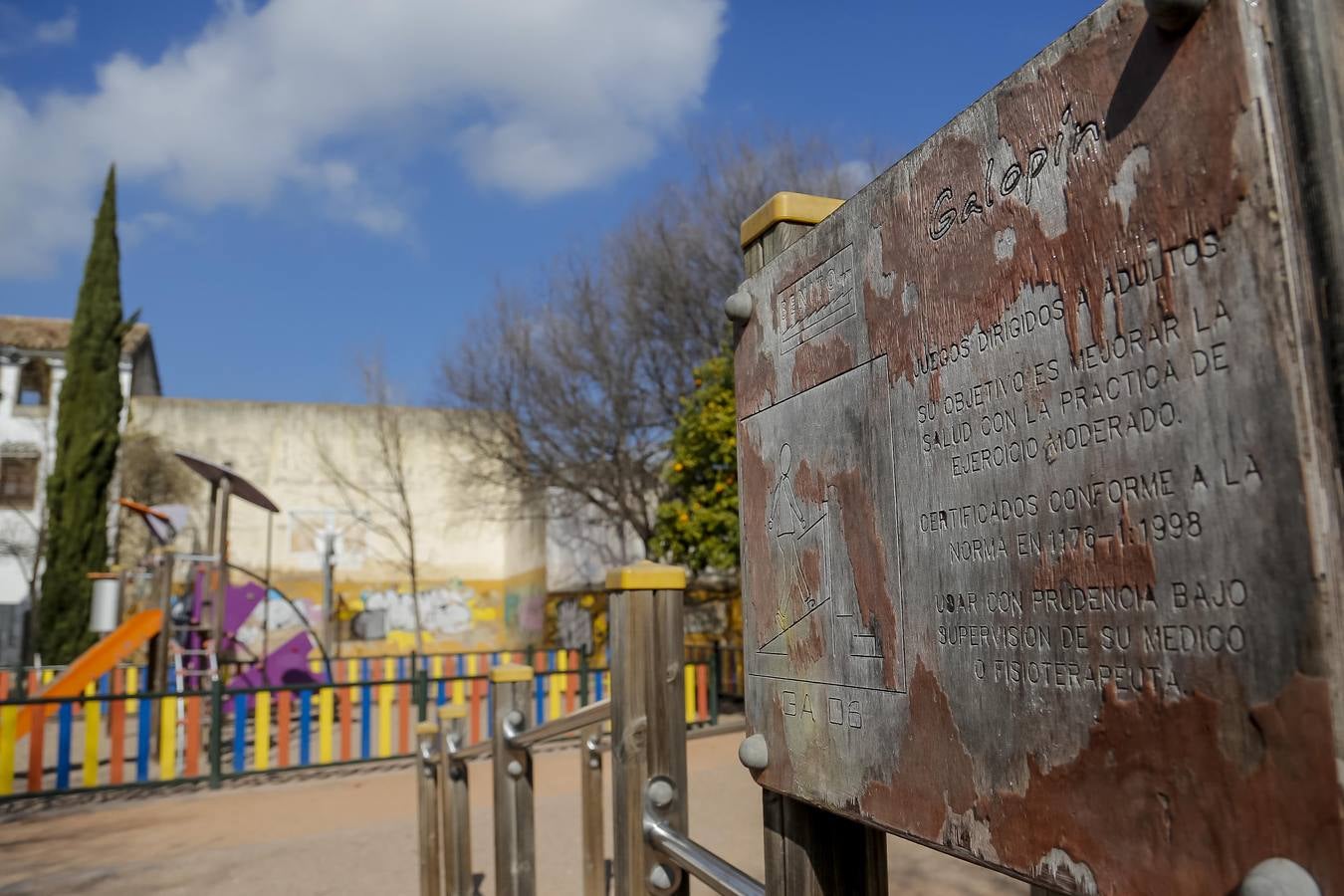 El deterioro de los parques infantiles de Córdoba, en imágenes