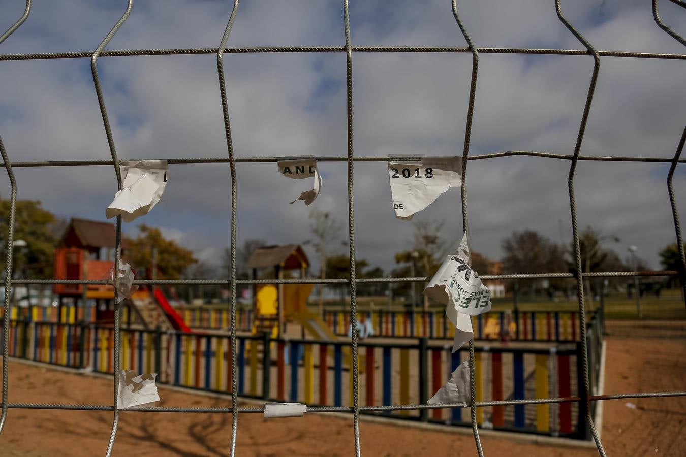 El deterioro de los parques infantiles de Córdoba, en imágenes