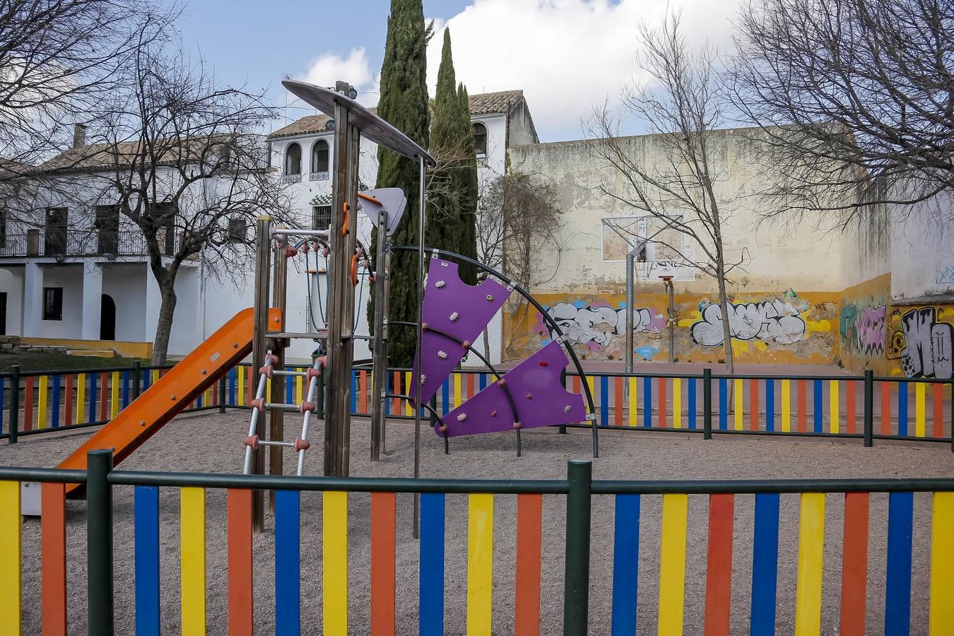 El deterioro de los parques infantiles de Córdoba, en imágenes