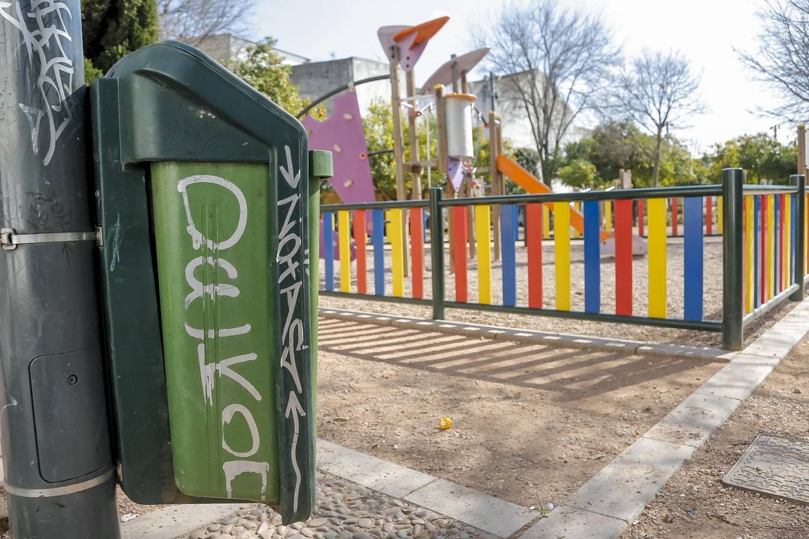 El deterioro de los parques infantiles de Córdoba, en imágenes