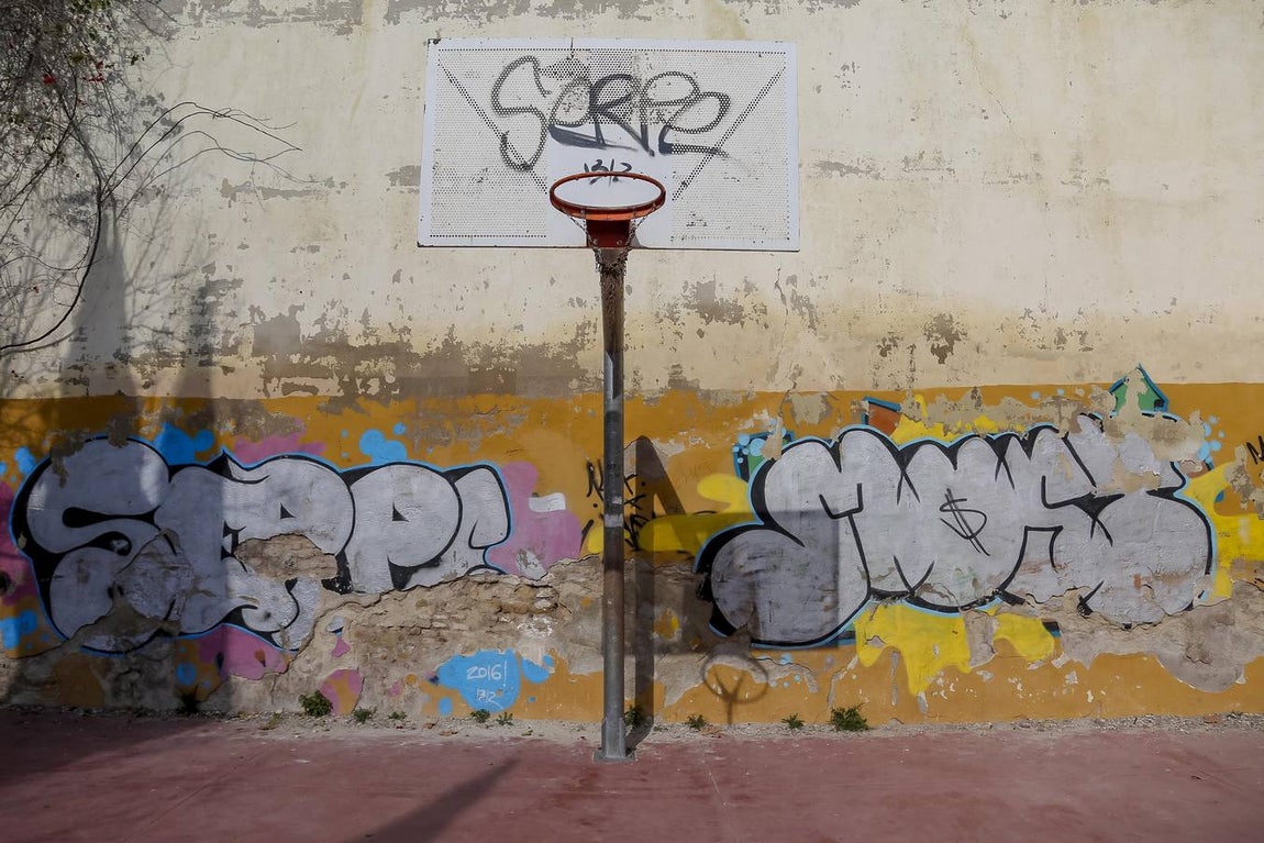 El deterioro de los parques infantiles de Córdoba, en imágenes